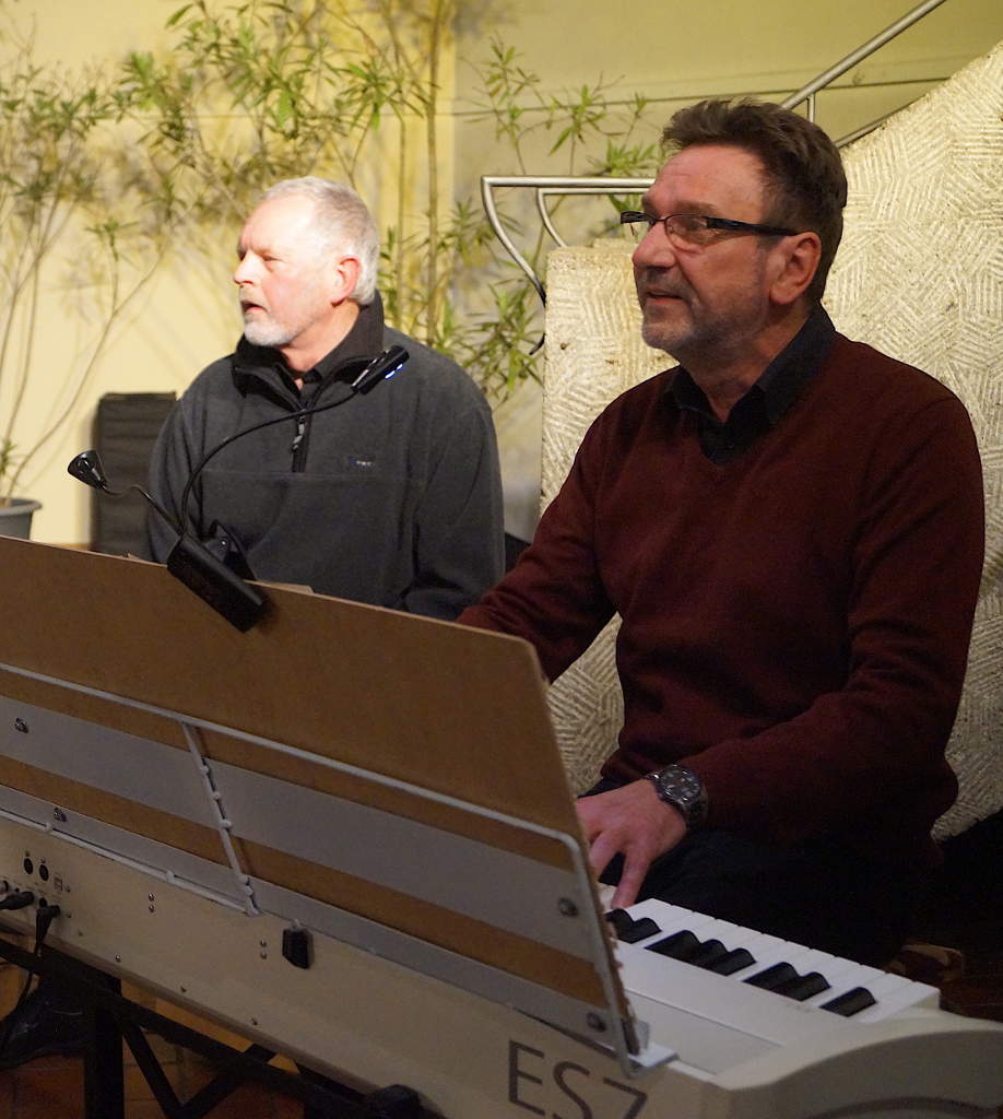 Spielt in der Band mit Walter Gruber an der Cajon nicht nur das groovige Klavier  sondern singt auch das ein oder andere Solo: Thomas Müller (rechts)