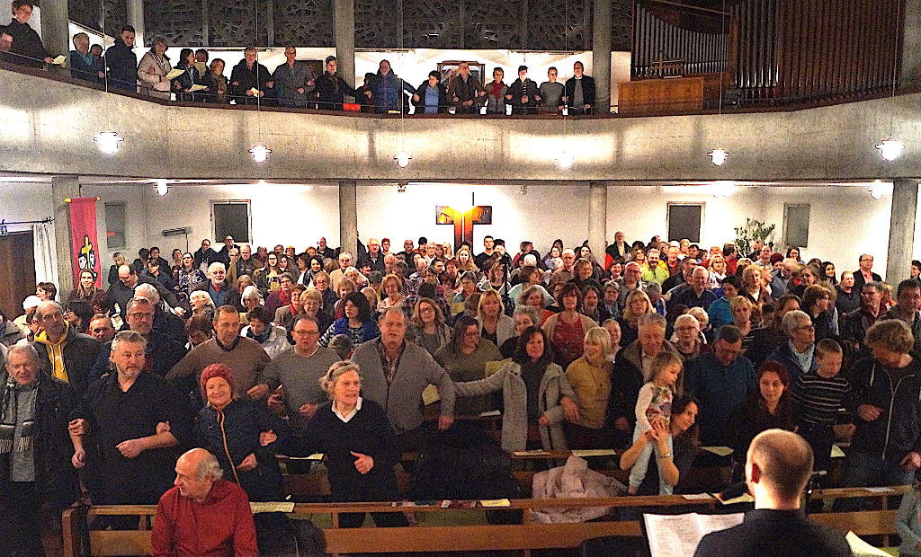 Freilassing singt Gospel mit der Unterstützung von Klaus Ackermann und „Gospelspirit“. 