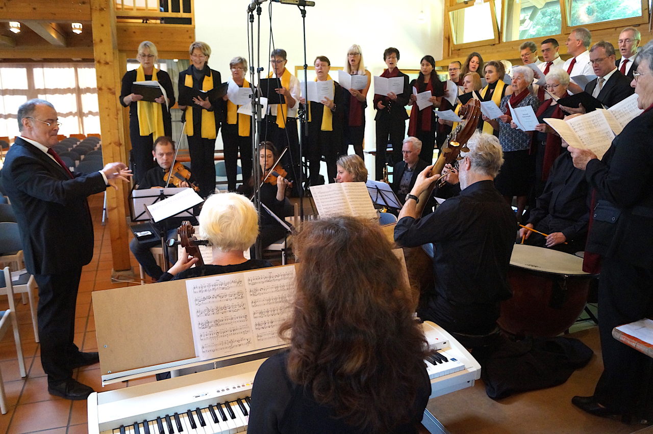 Die beiden Kirchenchöre tragen feierliche Musik aus Barock und Klassik vor.